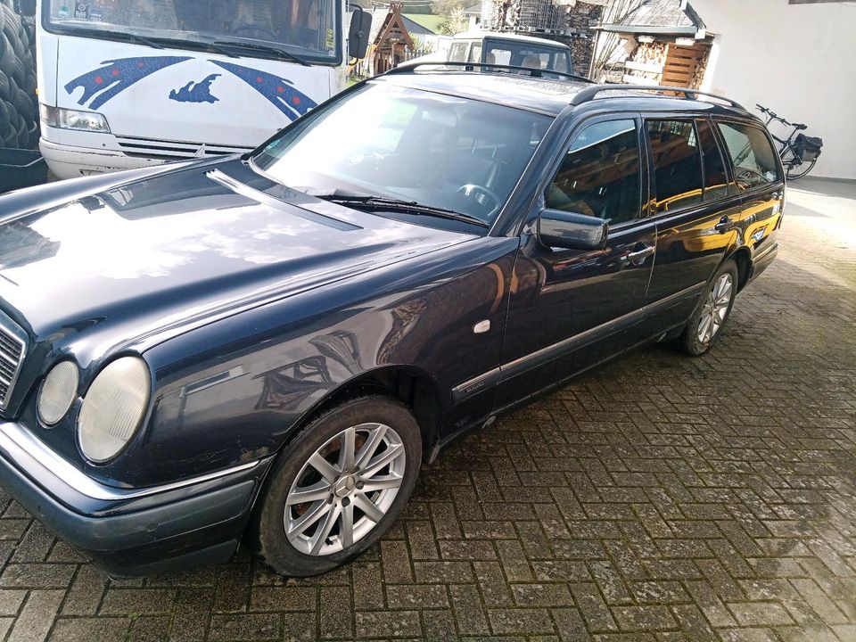 Mercedes-Benz W210 S210 E280 Allrad 4matic LPG Kombi Tüv 06.2025 in Wirscheid