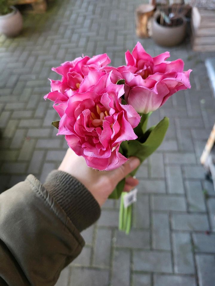 Kunstblumen gefüllte Tulpen rot, gelb und pink in Lichtenberg