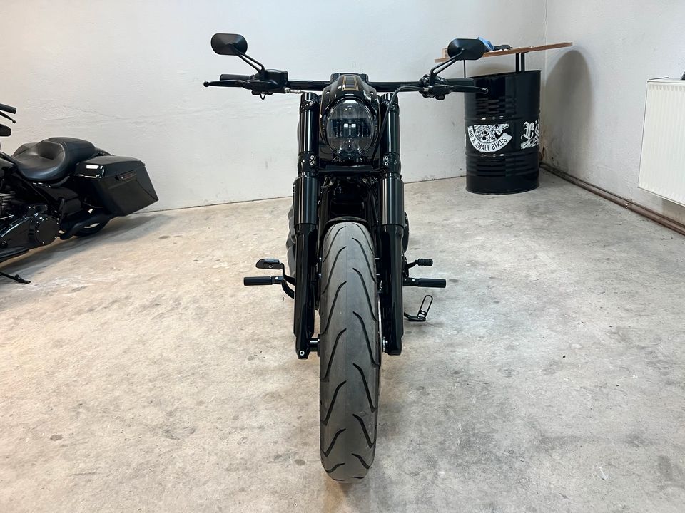 Harley Davidson Breakout Softail Custom Fat Boy mega geiler Lack in Spremberg