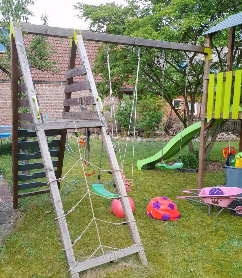 Klettergerüst Wendi Schaukel + Sandspielzeug in Bleckede