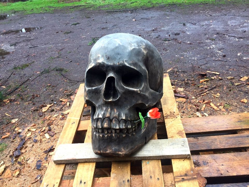 Totenkopf, Skull - Carving, Deko, Motorsäge, Art, Halloween in Düsseldorf