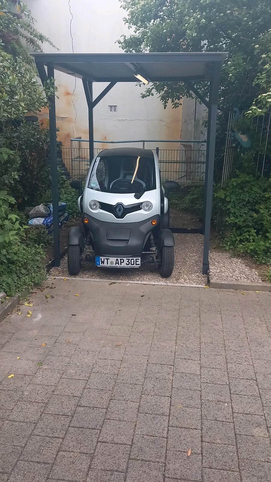 Abbildung des Autos Renault Twizy mit Carport