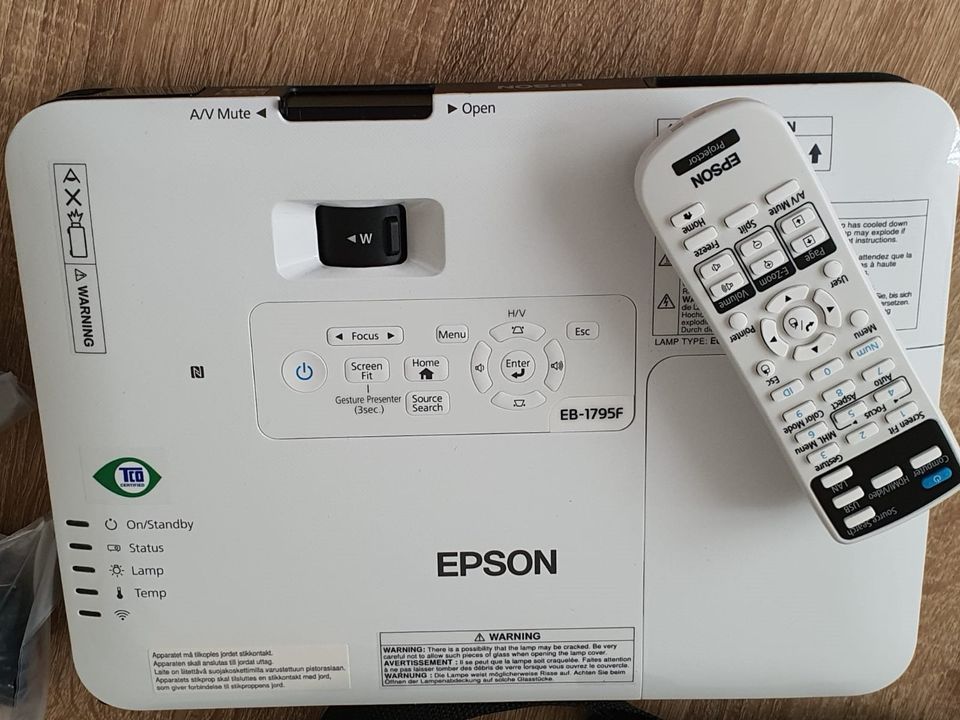 Epson EB-1795F Projektor Beamer Bussines + Tasche Zubehör in Fürth