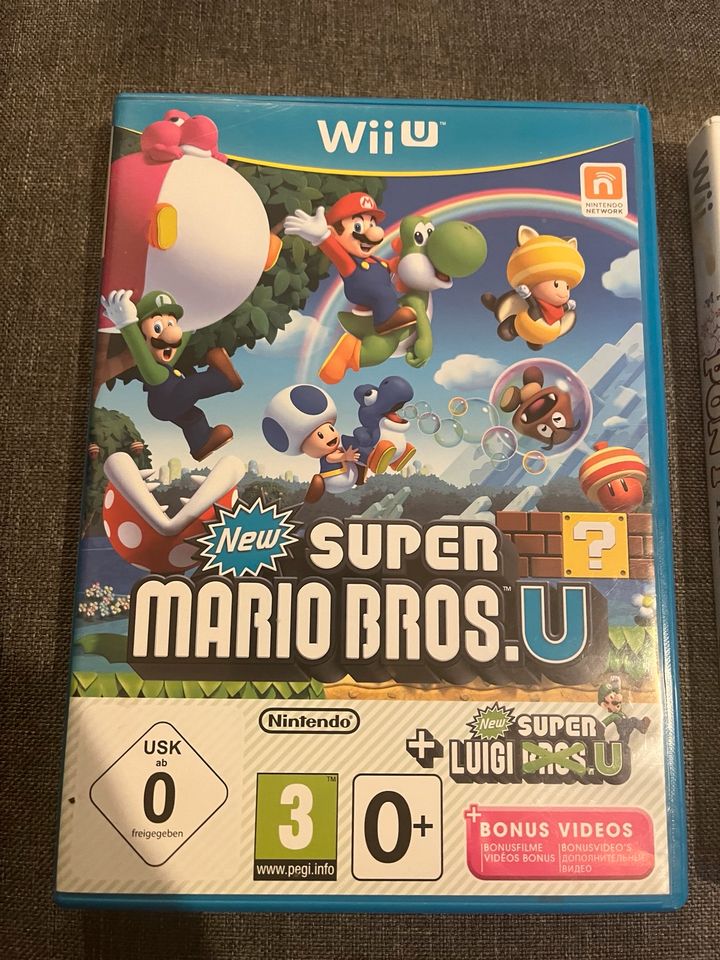 Wii u super Mario Konsole mit 2 Controllern und 3 spielen in Berlin