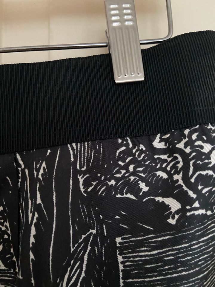 Hose aus 100% Seide von Arket, Gr. 44, schwarz/weißes Muster in Berlin