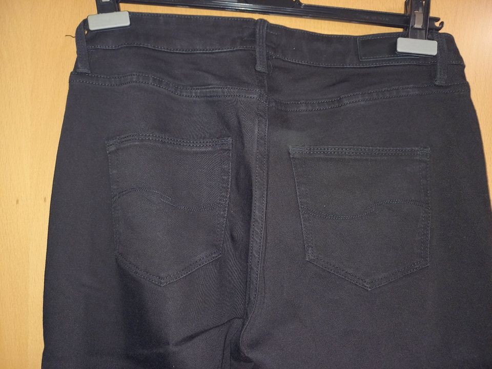 Jeans schwarz der Marke Q/S in Gr. 38/30 in Merchweiler