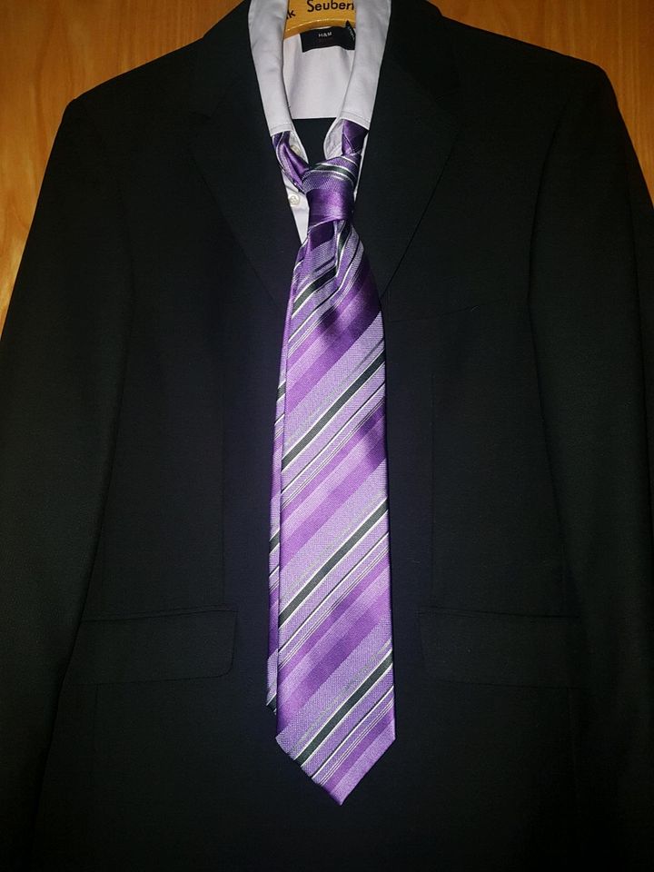 Schwarzer Anzug mit Hemd und Krawatte Kommunion oder Konfirmation in Werbach