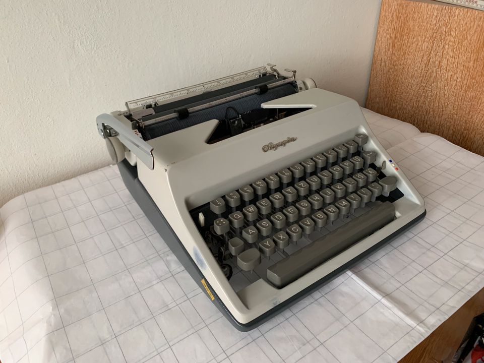 Schreibmaschine Olympia mit Koffer in München