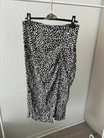 H&M crepe Rock mit hohem Schlitz schwarz weiß gemustert Größe 40 Dresden - Johannstadt Vorschau