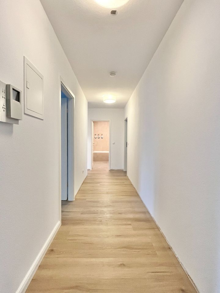 Sanierte Familienwohnung: 4-Zimmer-Hochparterre mit Loggia in Frankfurt am Main