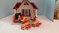 Playmobil-Schulgebäude-Lehrer+Kinder und viel Zubehör Berlin - Pankow Vorschau