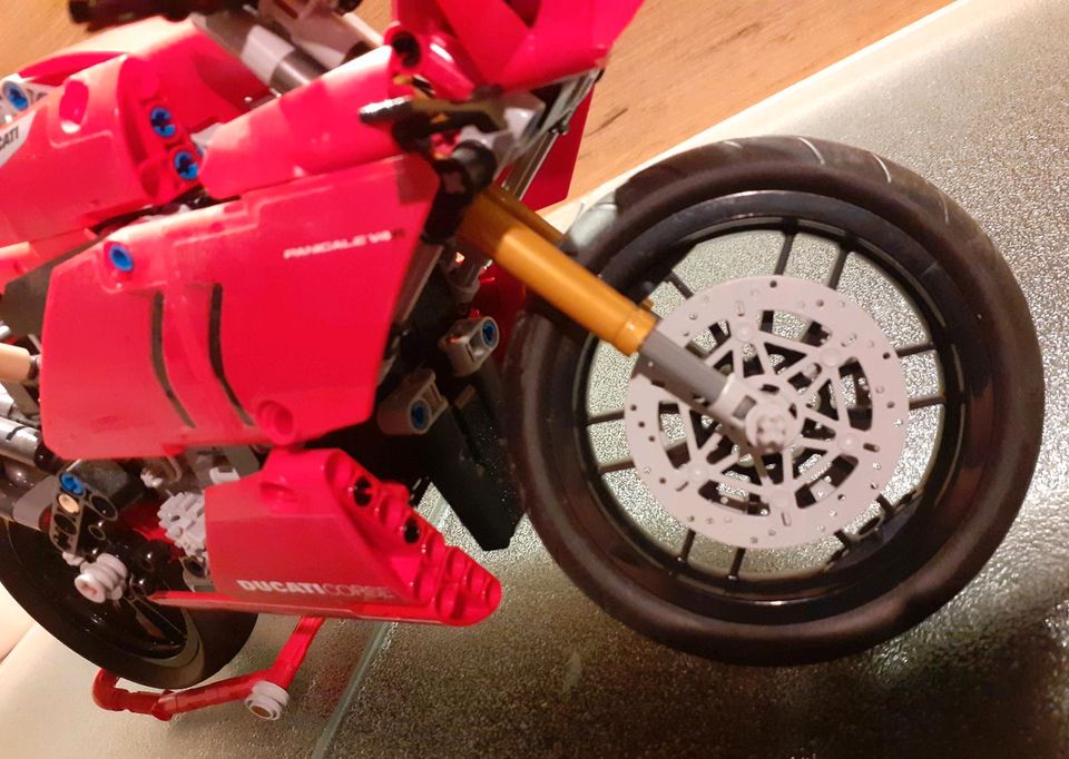 Lego Technic Ducati Panigale V4 R (42107) in Schortens