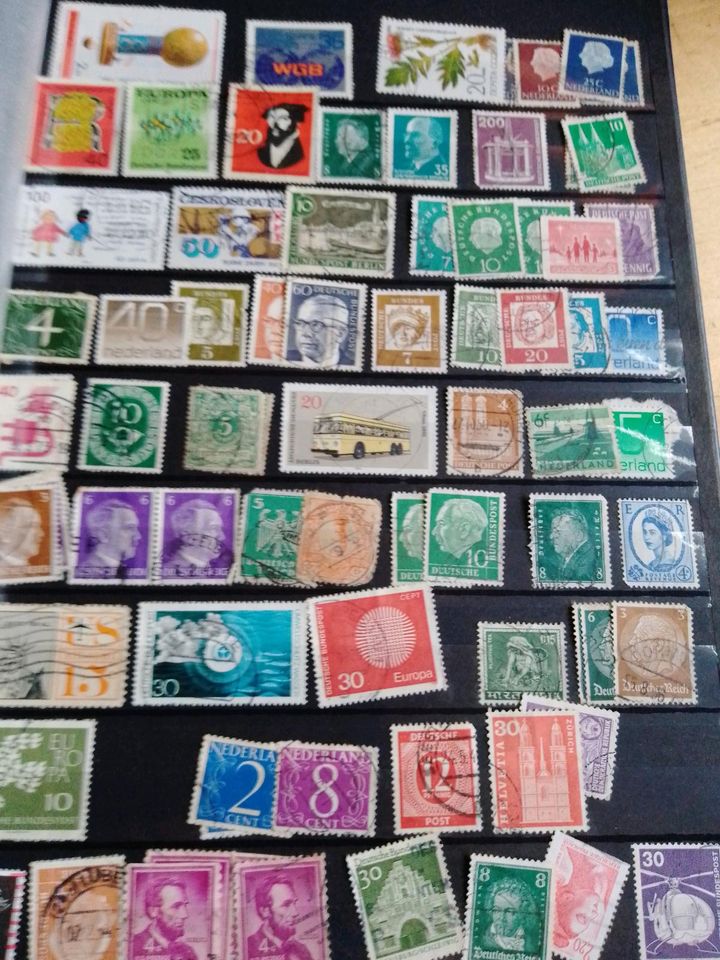 2 x Briefmarkenalbum und gesammelte Briefmarken zum ablösen in Iserlohn