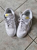 Nike Sneaker Dunk Low in Weiß Gelbes Herz Spezial Edition Valenti Hessen - Maintal Vorschau