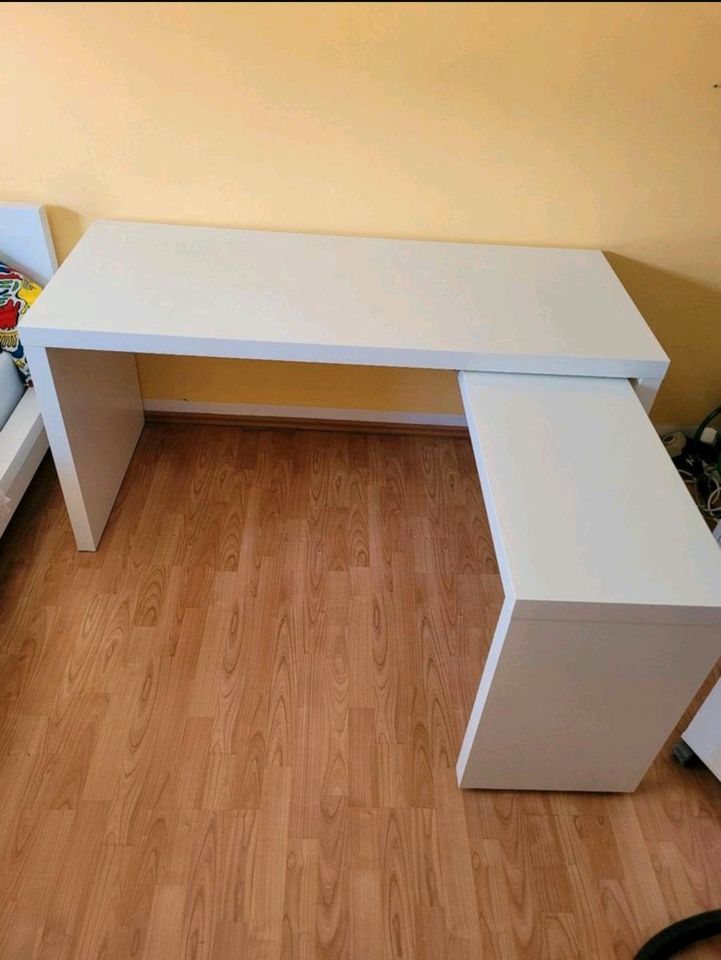 Ikea Malm Schreibtisch mit ausziehbarem Beitisch weiß in Ehningen