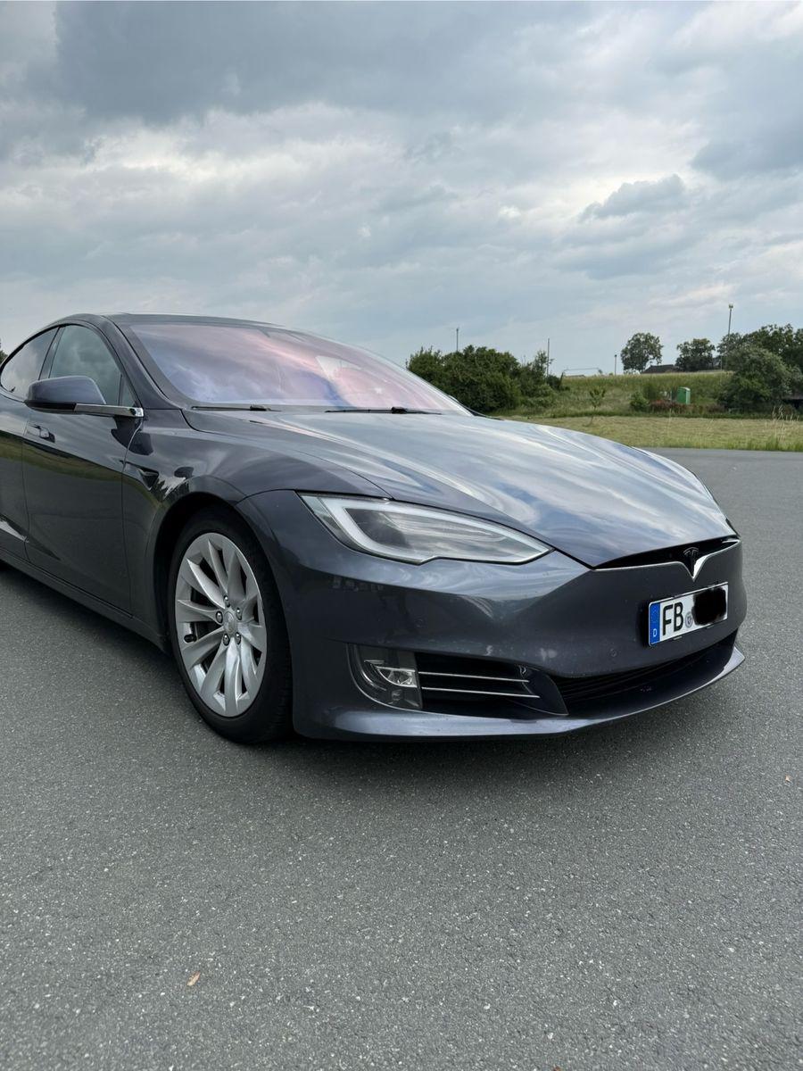 Abbildung des Autos Tesla Model S 100D Traum…