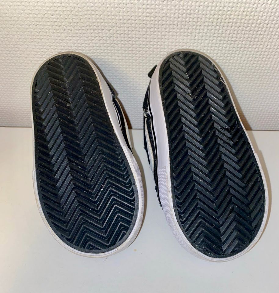 Nike Baby Sneaker Schuhe schwarz weiß 21 neuwertig Sommer in Kelkheim