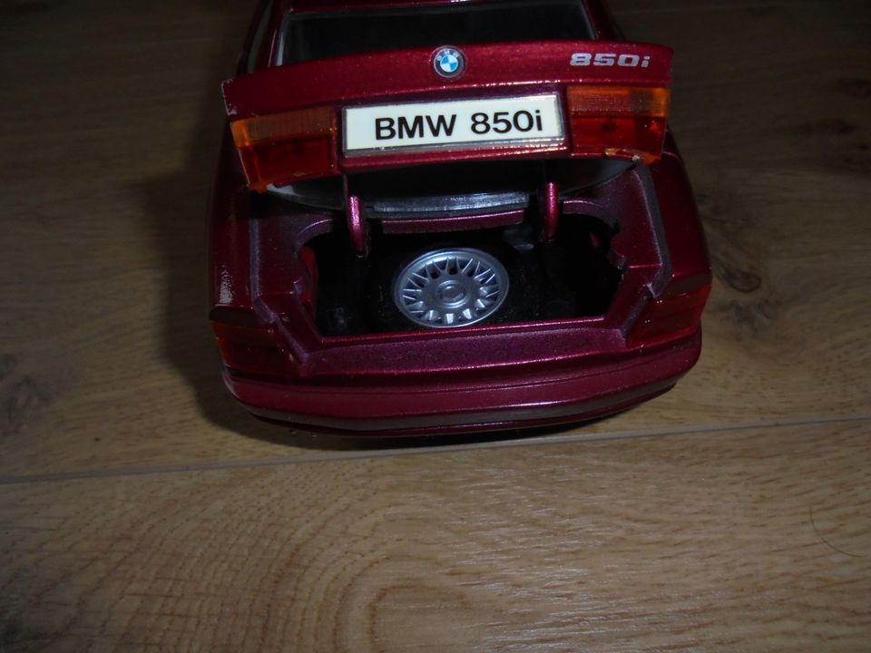 BMW 850i Model 1:18 Maisto Calypso rot Coupe Youngtimer in Haina