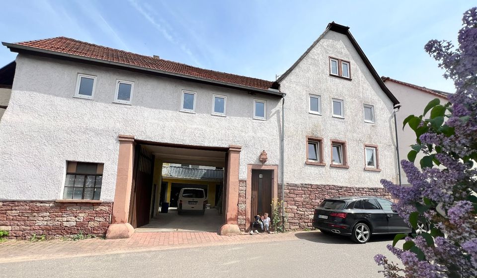 Renovierte Wohnung mit Blick auf historische Burg in Werbach