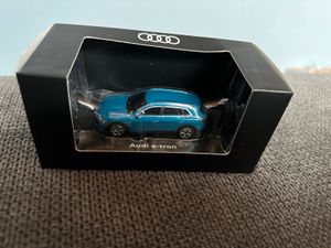 Audi Zentrum Siegen - Jetzt unser Audi Original Zubehör entdecken - wie die  Audi Geschenk Box❗ Diese beinhaltet: ▪️ Audi USB memory key (8GB) - USB  Stick ▪️ SD-Karte 16GB ▪️ Ventilkappen-Set