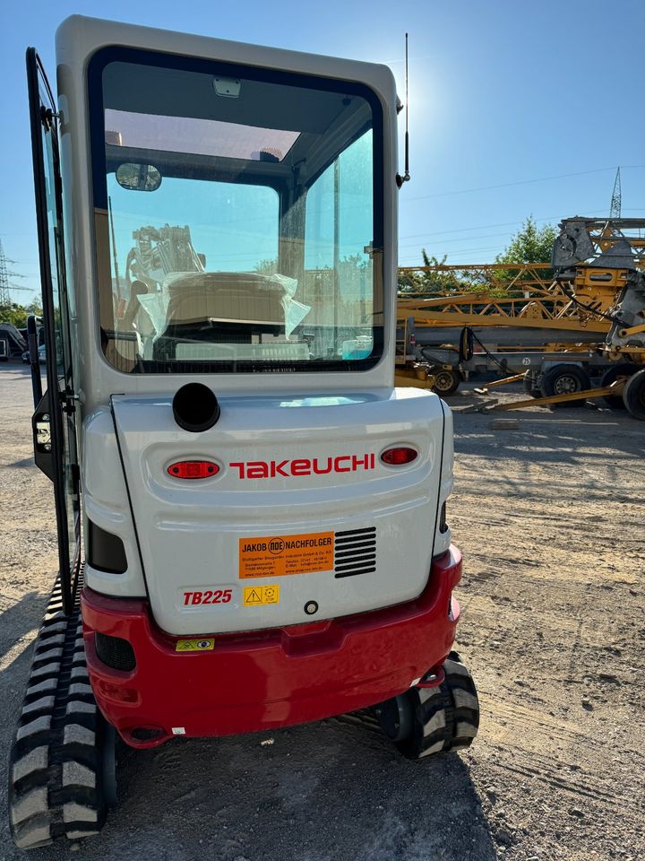 Takeuchi TB 225 V2 mit Tiltrotator und HS 03 in Möglingen 