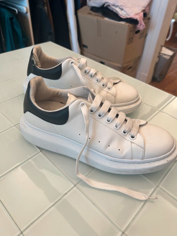 Alexander McQueen Sneaker getragen in Hamburg