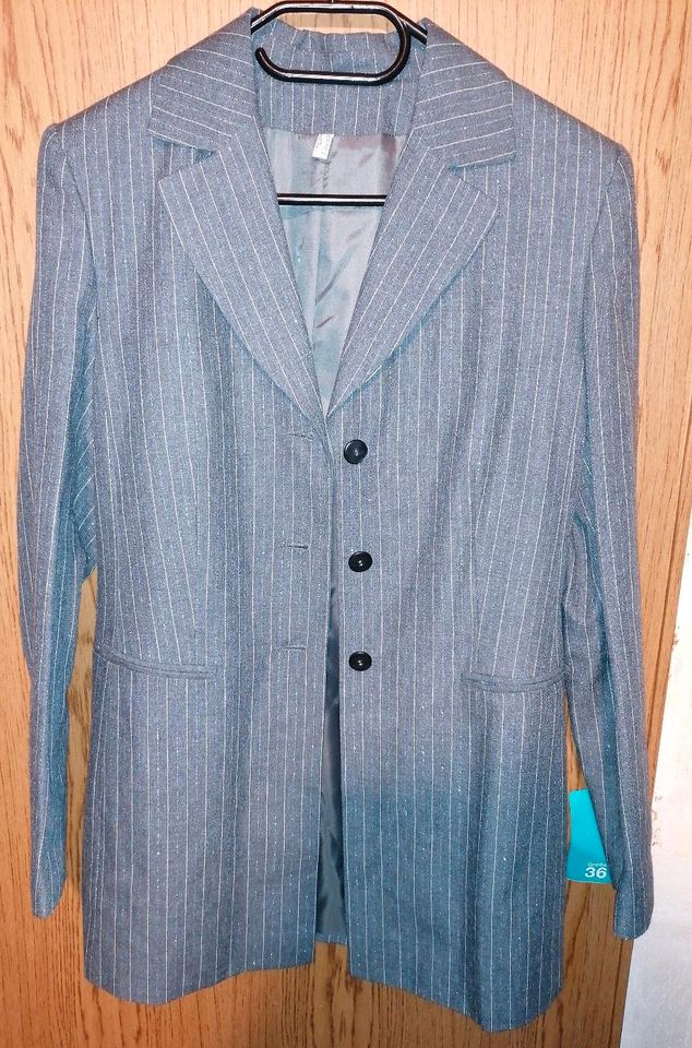 Gr. 36 Anzug gestreift grau elegant schick Blazer Hose Weste Top in Presseck