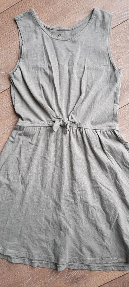 Kleid mit Knotenelement, Gr. 134/140 *TOP* in Maintal