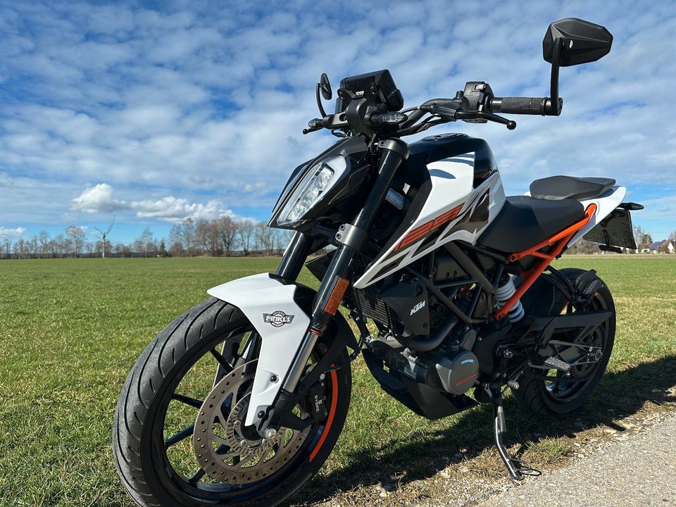 KTM Duke 125 Model 2020 White in Langerringen