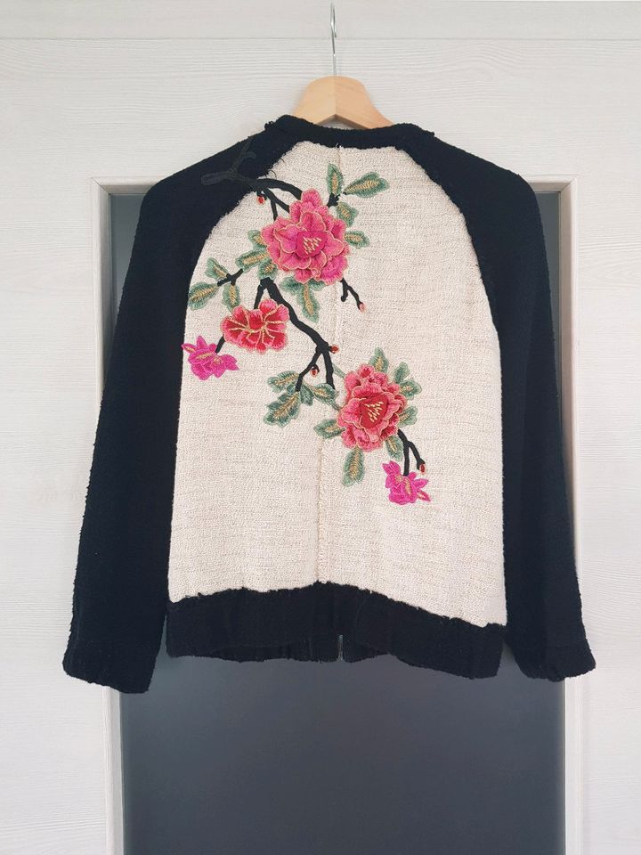 Zara Woman Jacke mit Blüten schwarz weiß in Limeshain