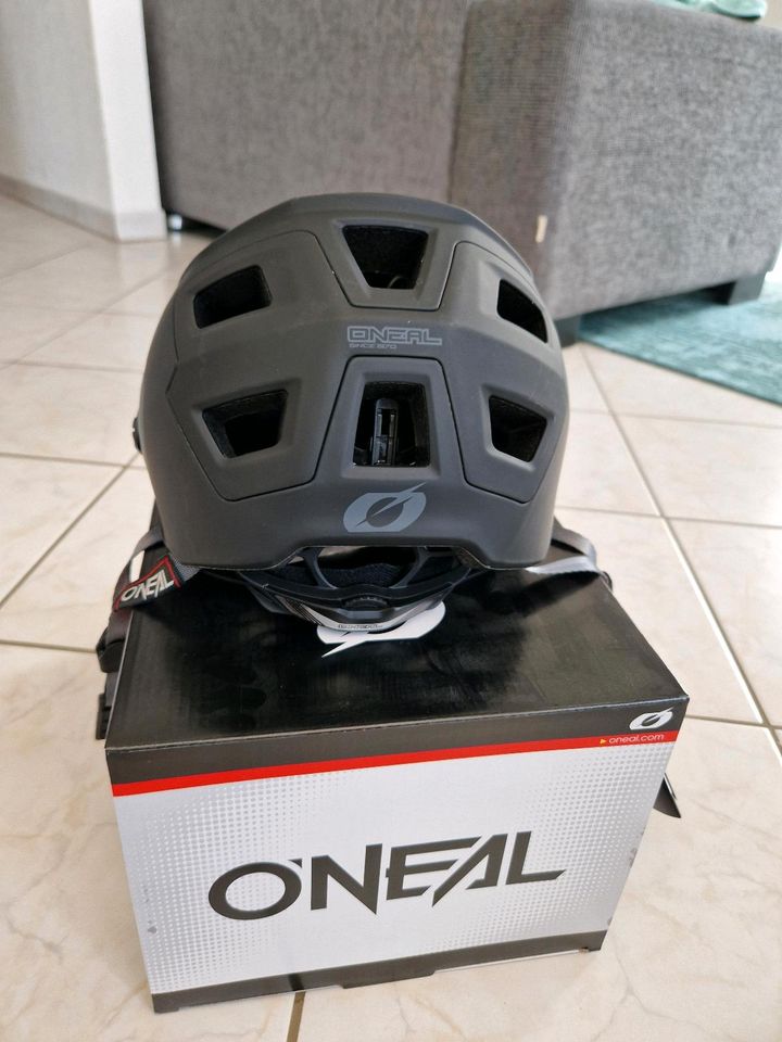NEU O'Neal Defender 2.0 Helm solid schwarz in Friolzheim