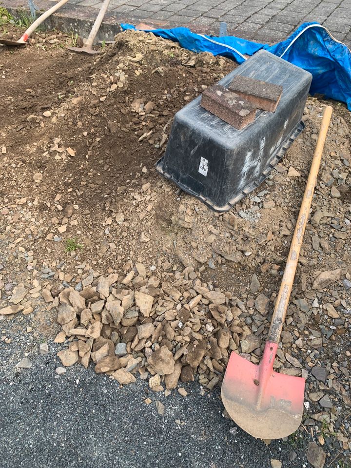 Füllmaterial Erde Steine.  Helfe auch gerne beim beladen. in Freudenberg