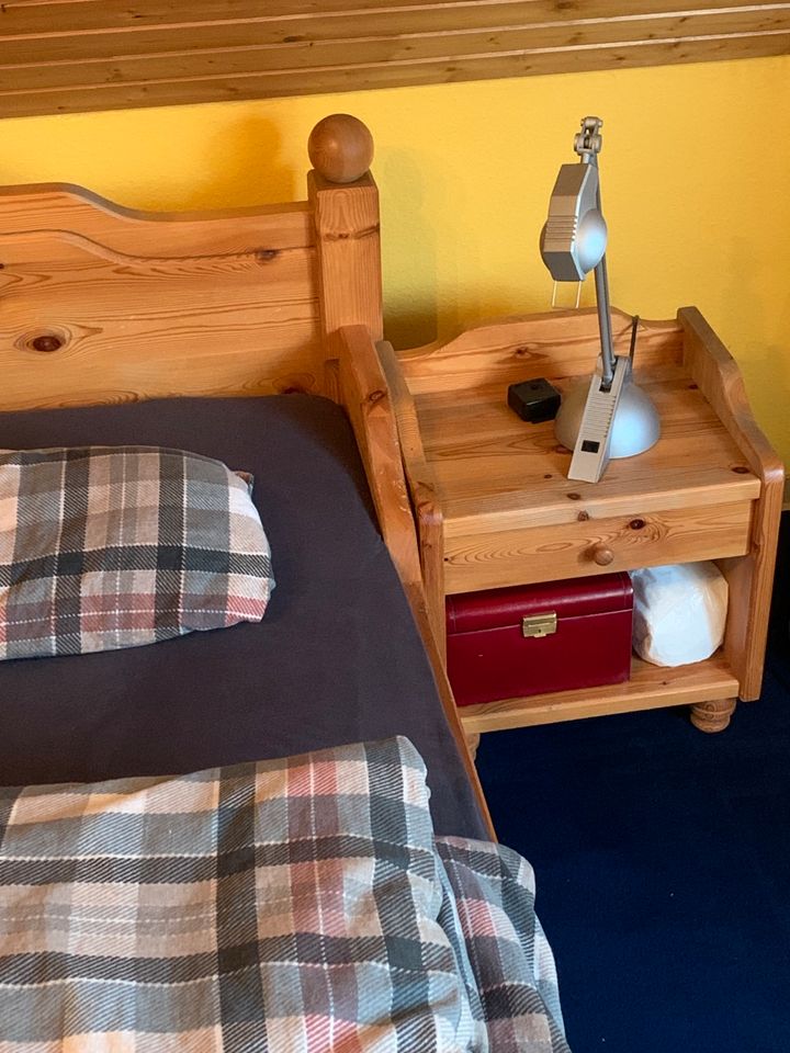 Schlafzimmer Bett, Kleiderschrank Massivholz Nachtschränkchen in Osnabrück