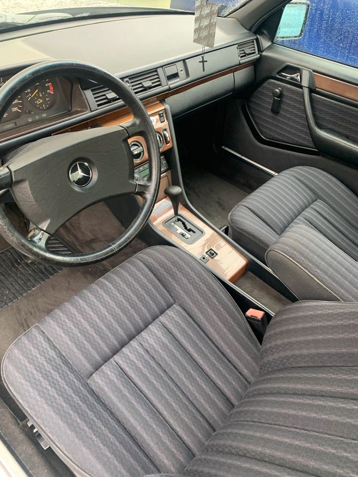 Mercedes Benz w124 Oldtimer H-Kennzeichen E-Klasse in Lage