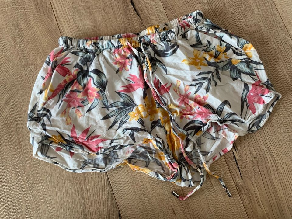 H&M Shorts Muster Gr. 32 bunt kurze Hose in Reinhardshagen