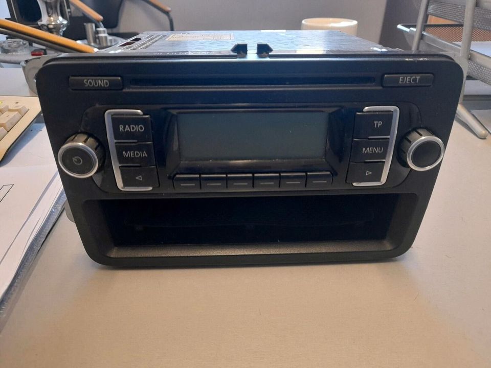 VW CD Radio MP3 ++ 5M0035156B + mit Ablagefach Autoradio Radio CD in Duisburg