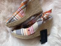 Tommy Hilfiger Pumps Sandaletten Keilabsatz bunt Sommer Capri 38 Bayern - Prutting Vorschau