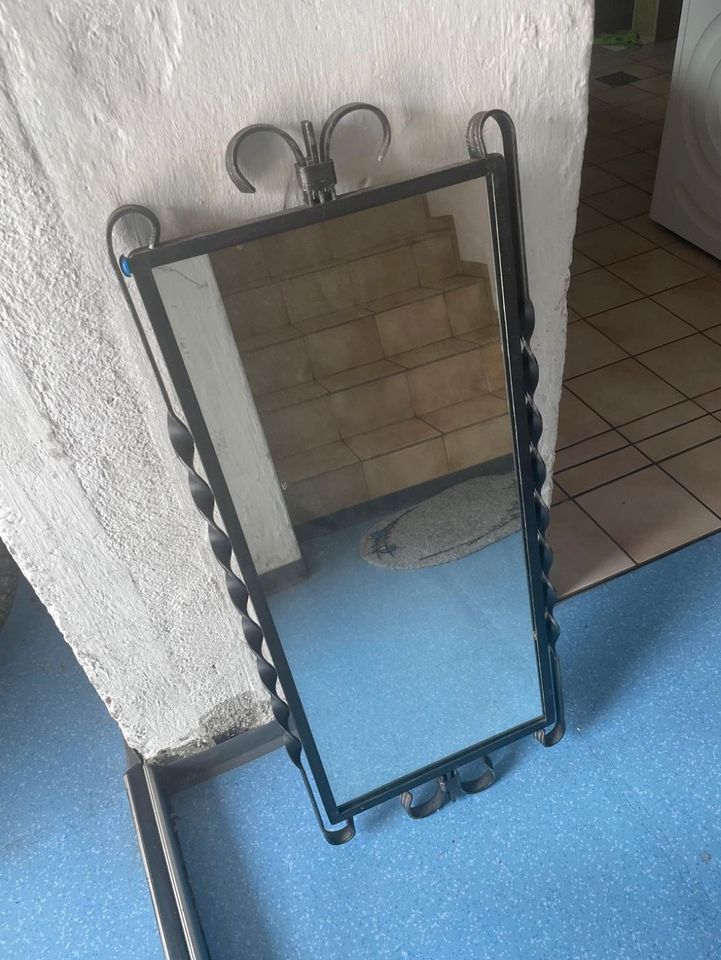 Schmiedereiserne Spiegel und Garderobe in Hebertshausen