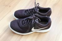 Sportschuhe NIKE Revolution 4 schwarz/weiß Gr. 38,5 *TOP ZUSTAND* Hessen - Aßlar Vorschau