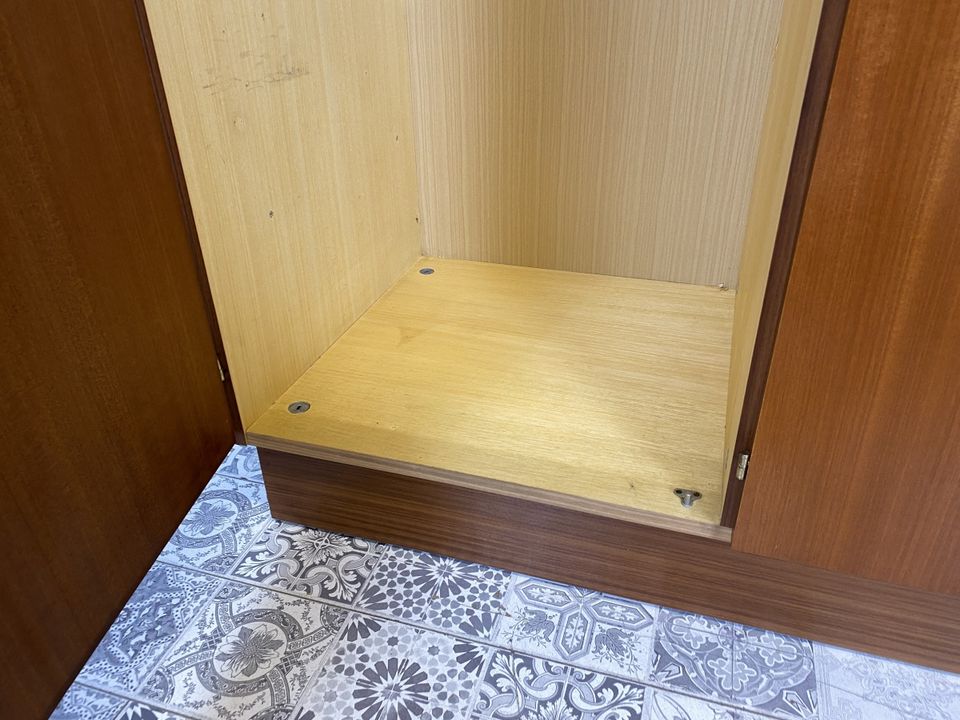 WMK Unaufdringlicher und sehr gut erhaltener 70er Jahre Kleiderschrank mit schönen Messingbeschlägen # Schrank Wäscheschrank Wardrobe Schlafzimmerschrank Retro Vintage DDR # Lieferung möglich in Berlin