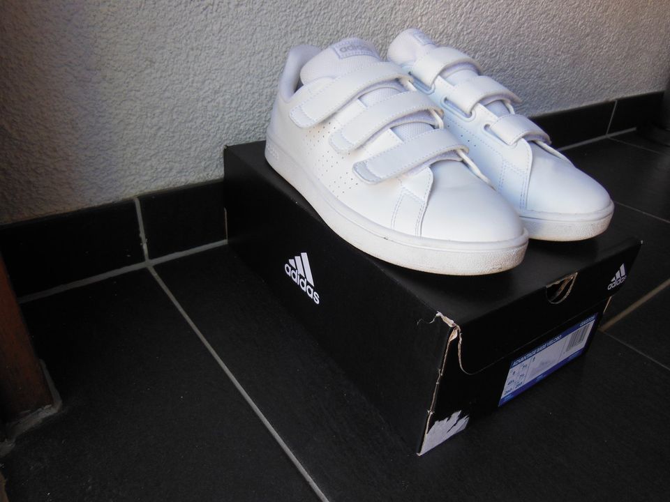 OVP Adidas Advantage Base Velcro Klett Sneaker weiss in Wiesbaden