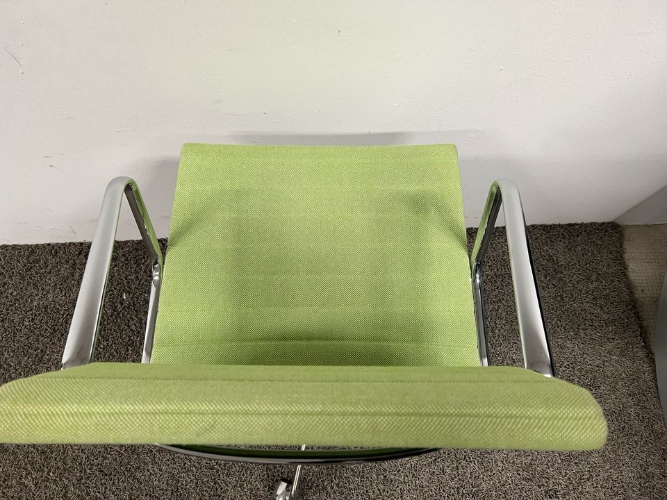 Vitra Eames EA118 Alu-Chair Bürostuhl Drehstuhl Stuhl Hopsak in Neuss