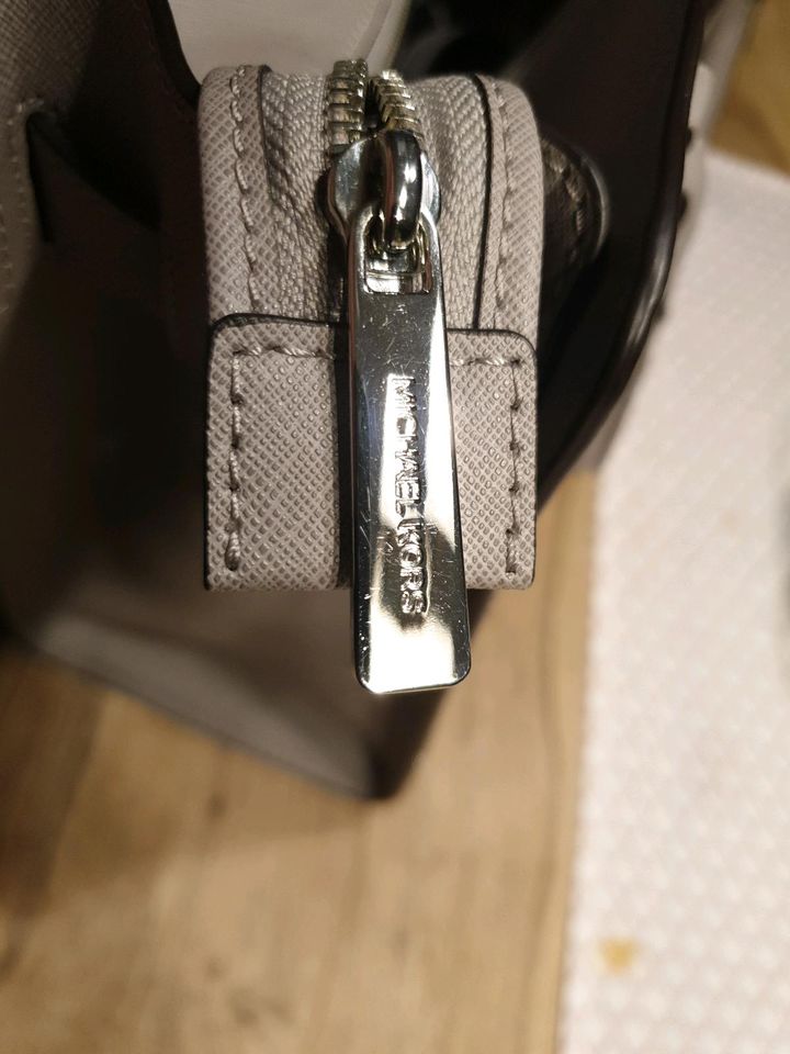 MK, original Michael Kors Handtasche in Lützelbach