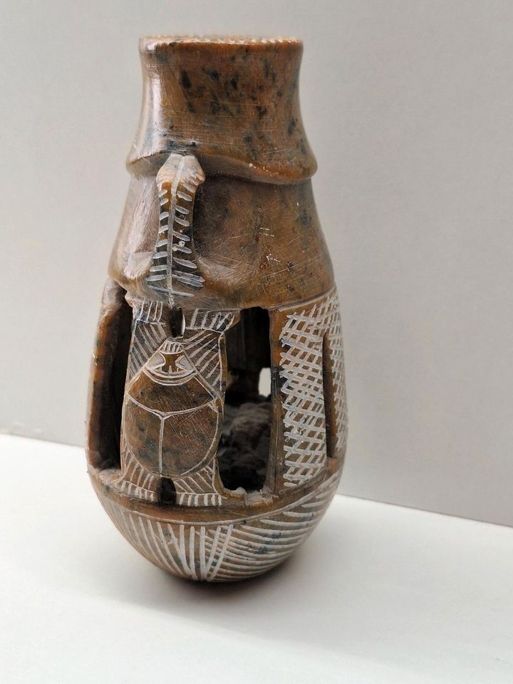 Schöne Stein Vase. Mit Motiven in Mayen