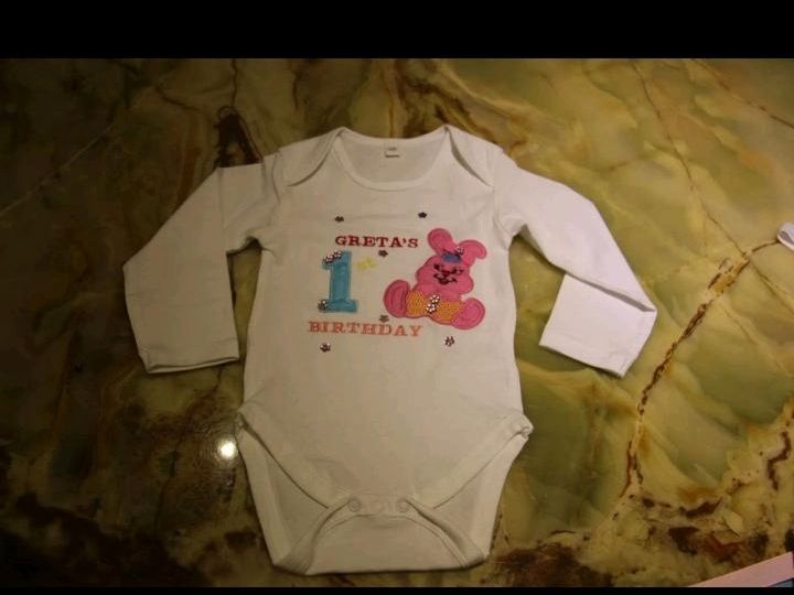 Baby T-Shirt zum Geburtstag Gestalten Vorname Zahl in Oberhausen