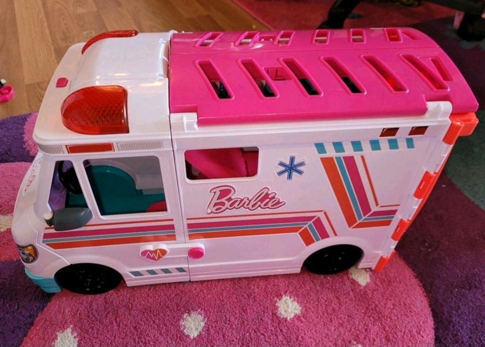 Barbie krankenwagen mit zubehör in Herforst