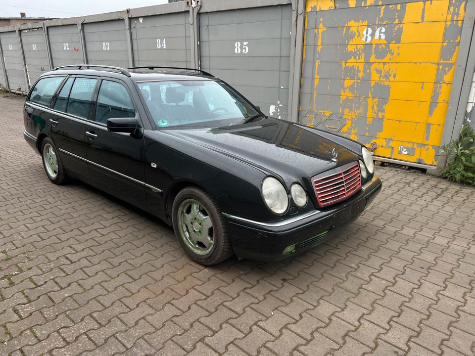 Mercedes-Benz E 240 Avantgarde Automatik, Klima, TÜV 03/2025 in Koblenz