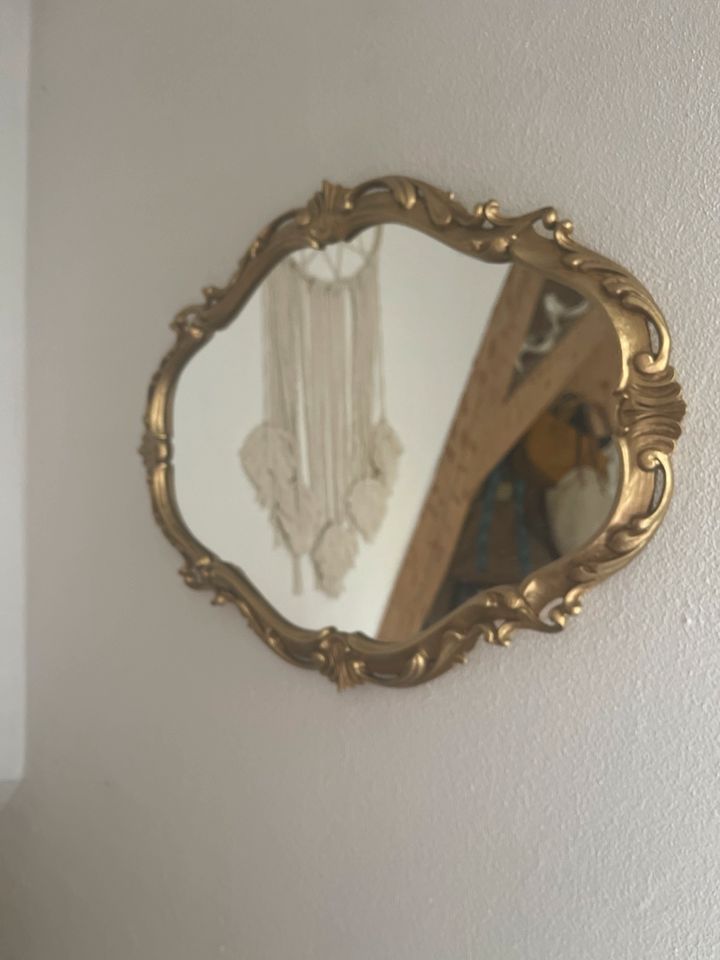 Spiegel mit verzierter goldener Umrandung in Wutöschingen