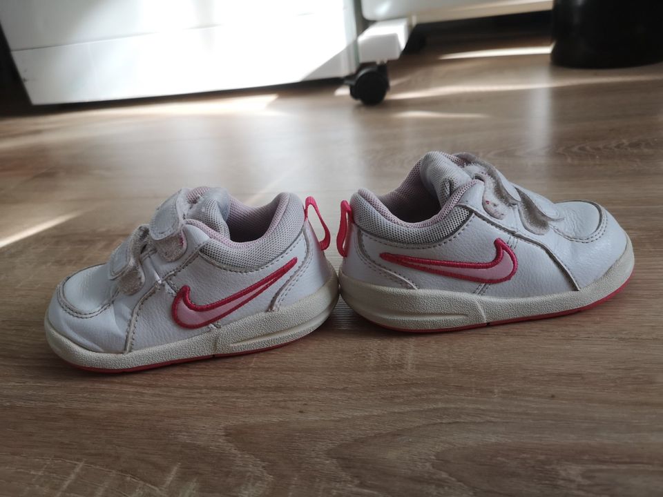 22 Nike Sneakers Sportschuhe Schuhe Boots weiß pink in Bad Rappenau