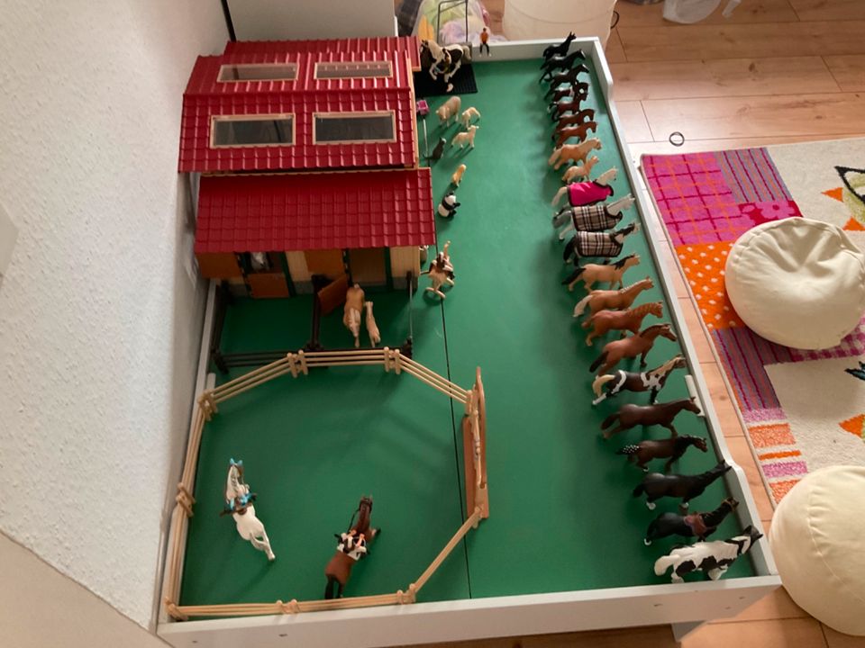 Schleich Reiterhof  mit viel Zubehör auf Spieltisch in Heinsberg